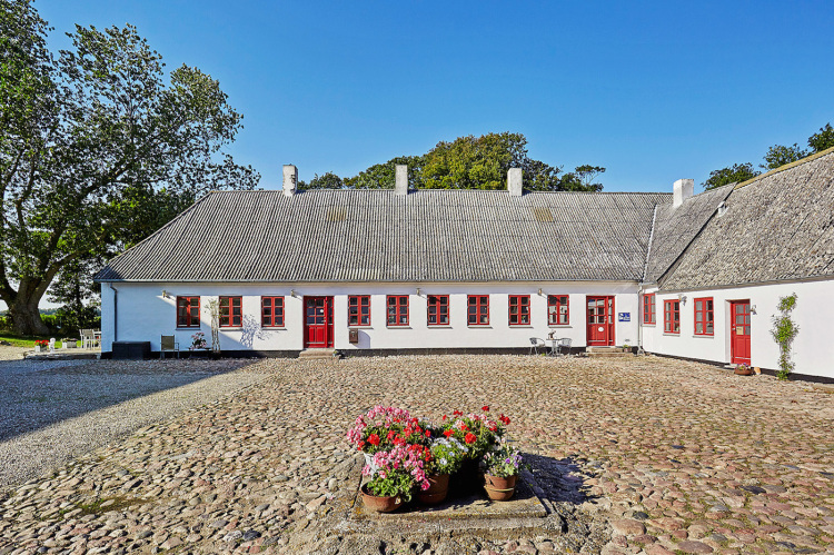 Facade set fra gården.jpg